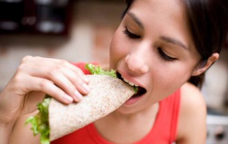 woman-eating-taco